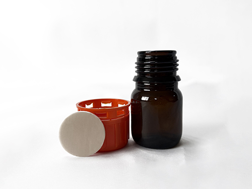 What are the steps involved in the spraying operation of medicinal glass bottles